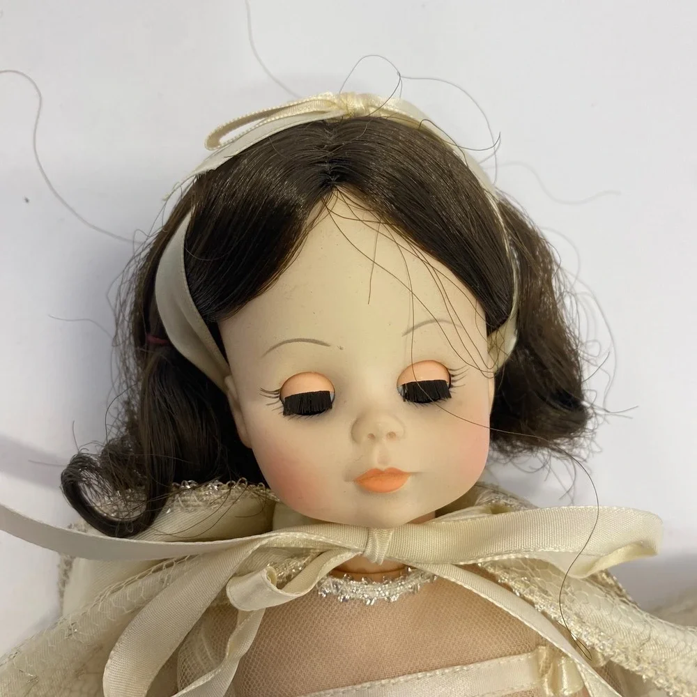 Madame Alexander Snow White Doll Cream Vintage Sleep Eyes Cape